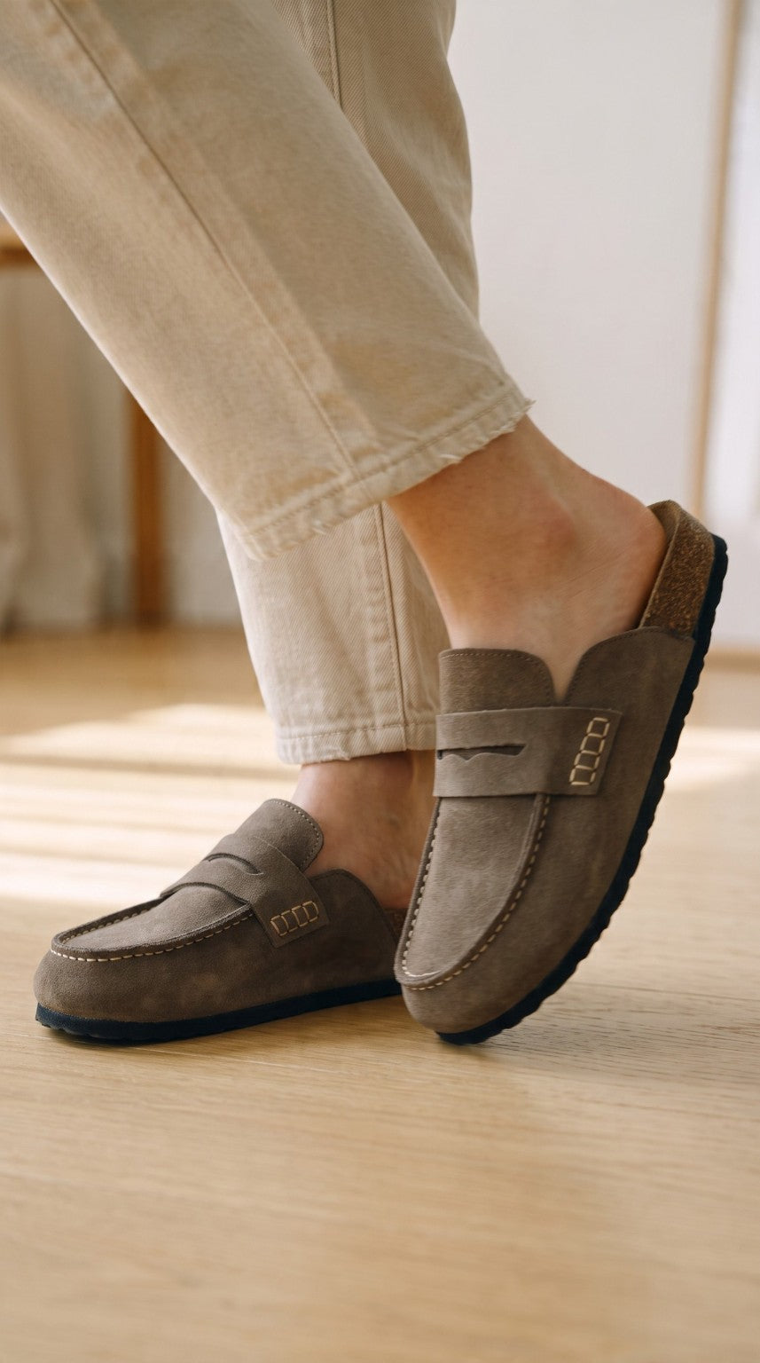 Avern Taupe fumé porté avec un pantalon beige dans un intérieur lumineux