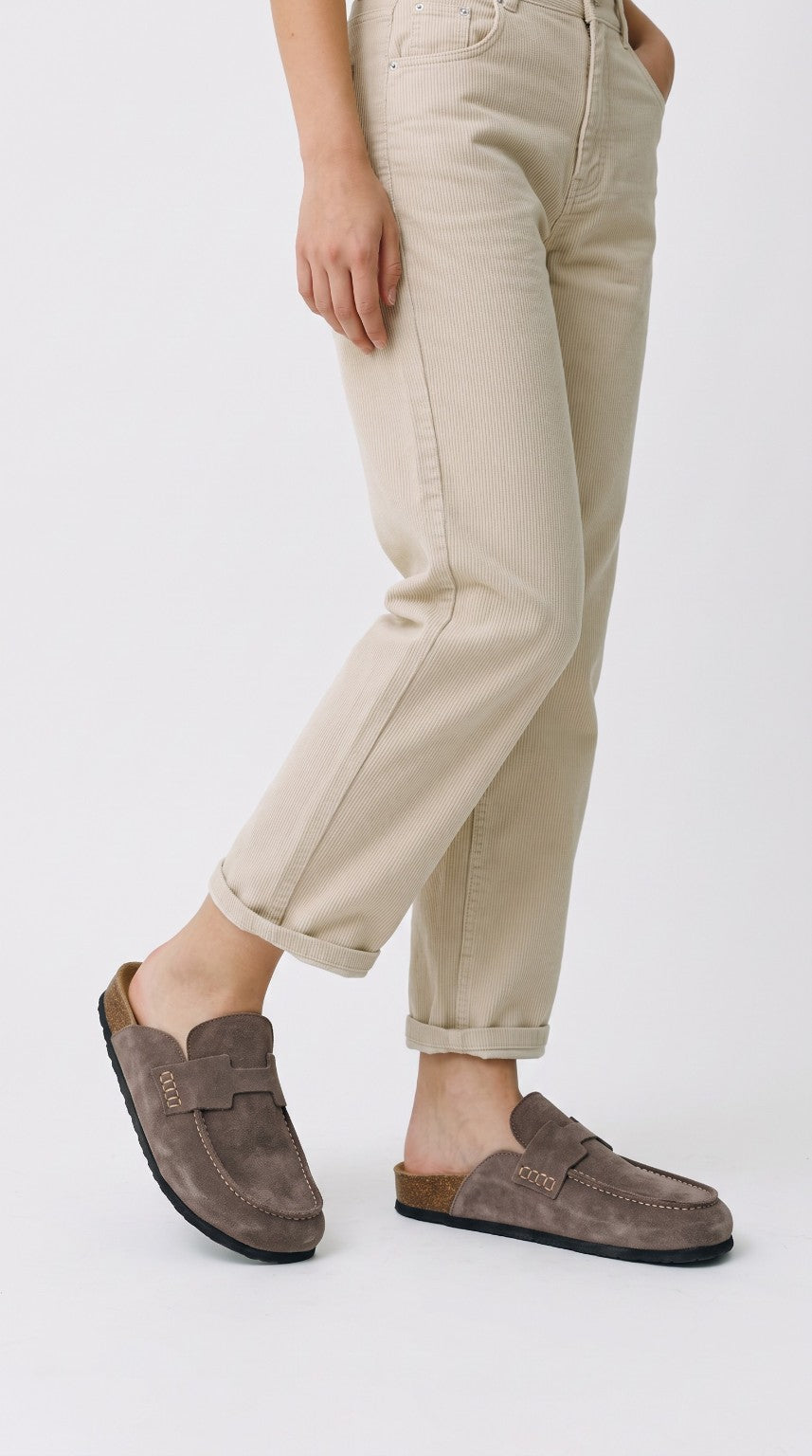 Havana Taupe fumé portée avec un pantalon beige, silhouette complète des mules