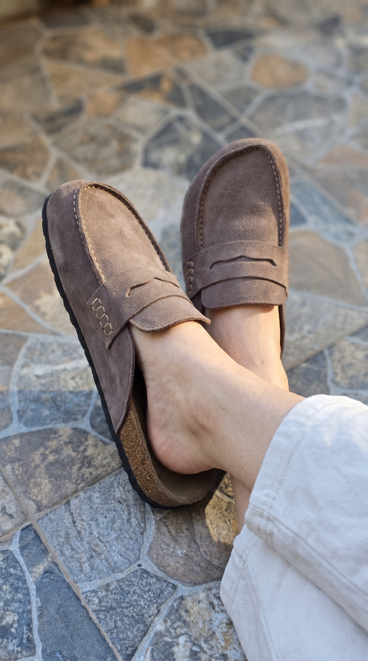 Avern taupe fumé, mules portées dans un intérieur lumineux