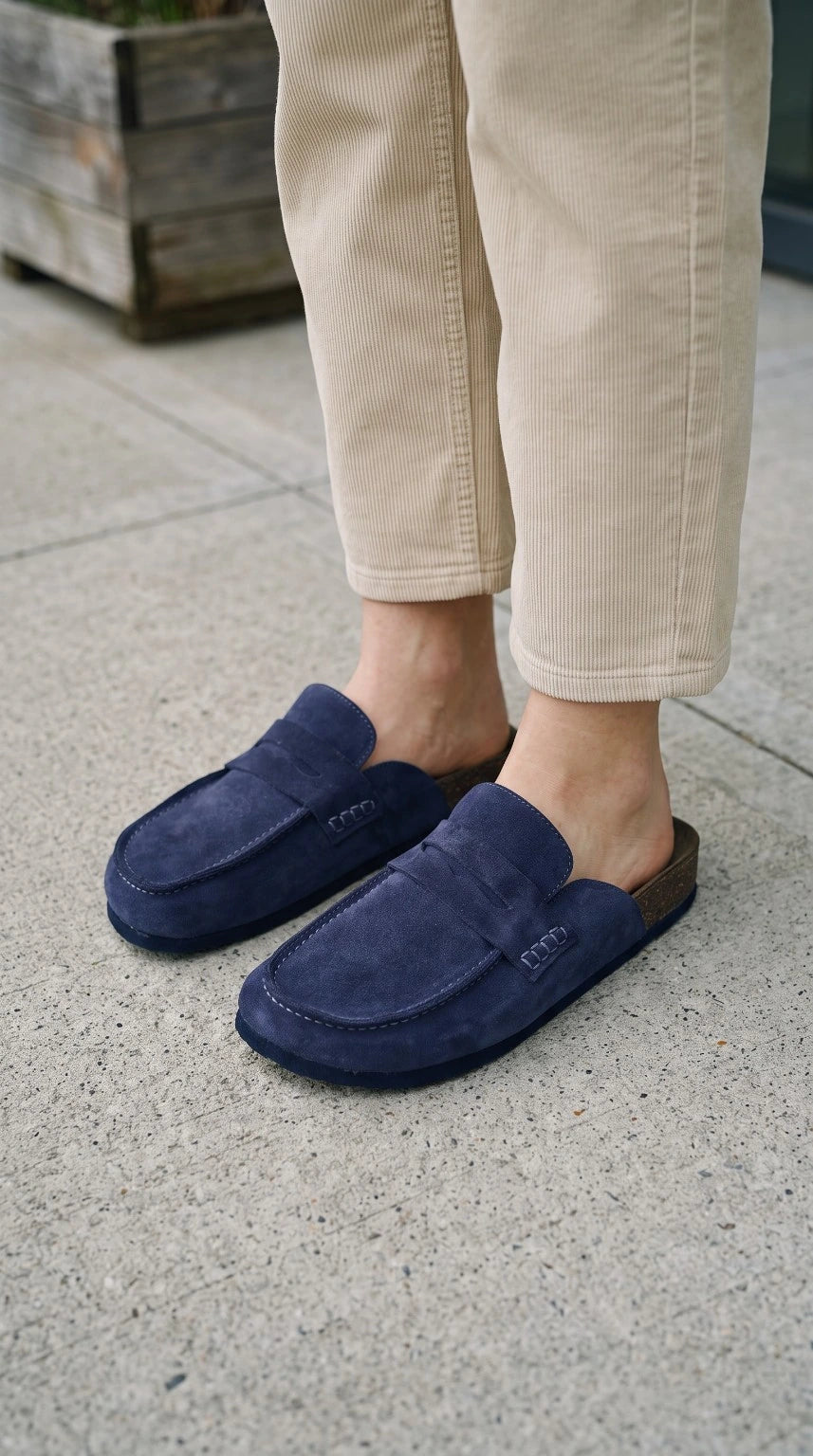 Avern Deep Navy portée pieds nus avec un pantalon clair sur un sol en pierre