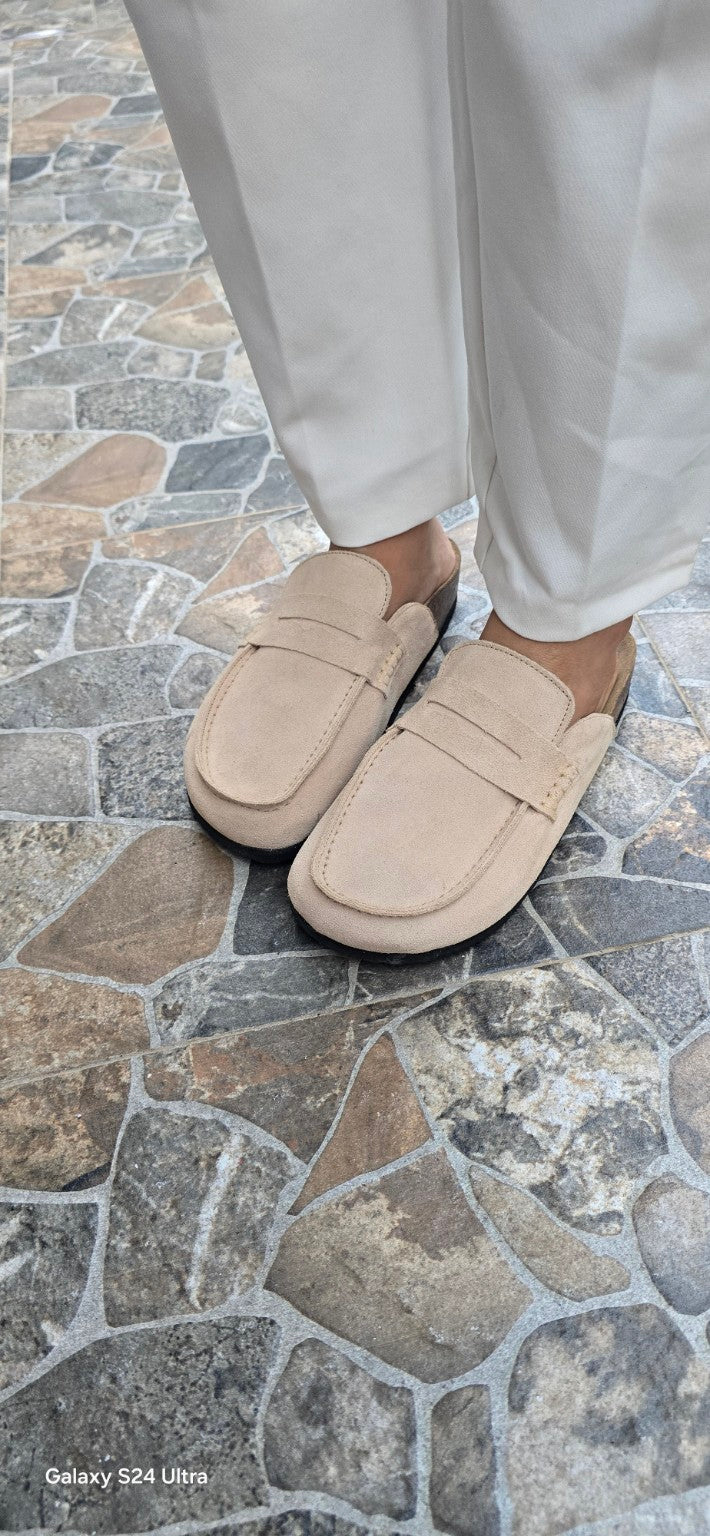Mules Avern Dune vues de face avec un pantalon blanc