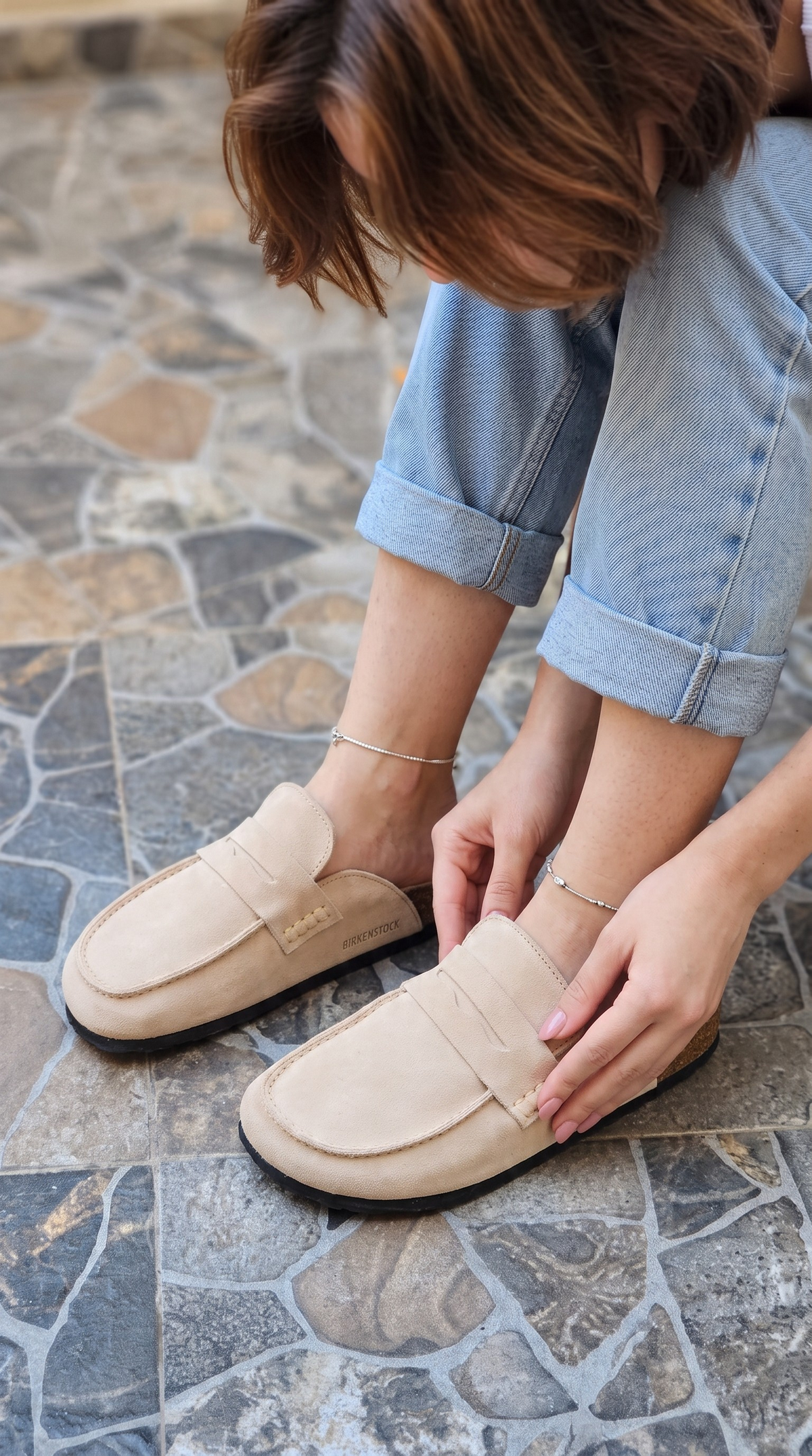 Avern Dune portées avec un jean clair, détail du cuir beige et de la bride découpée