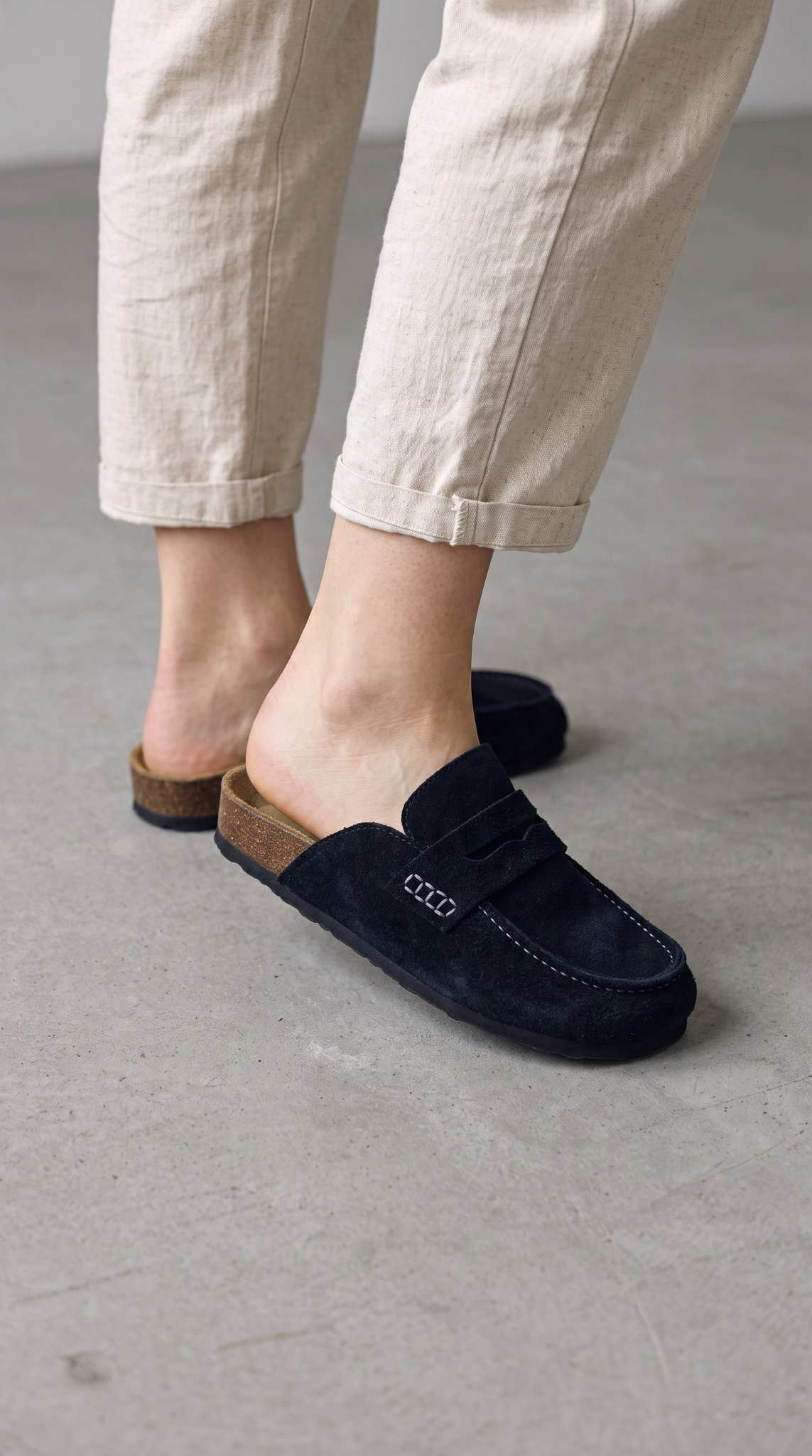 Mules Avern Prestige en cuir bovin velouté, portées avec un pantalon écru