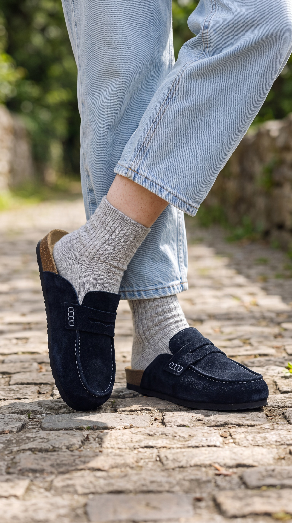 Mules Avern Prestige portées avec un jean clair et des chaussettes, de profil