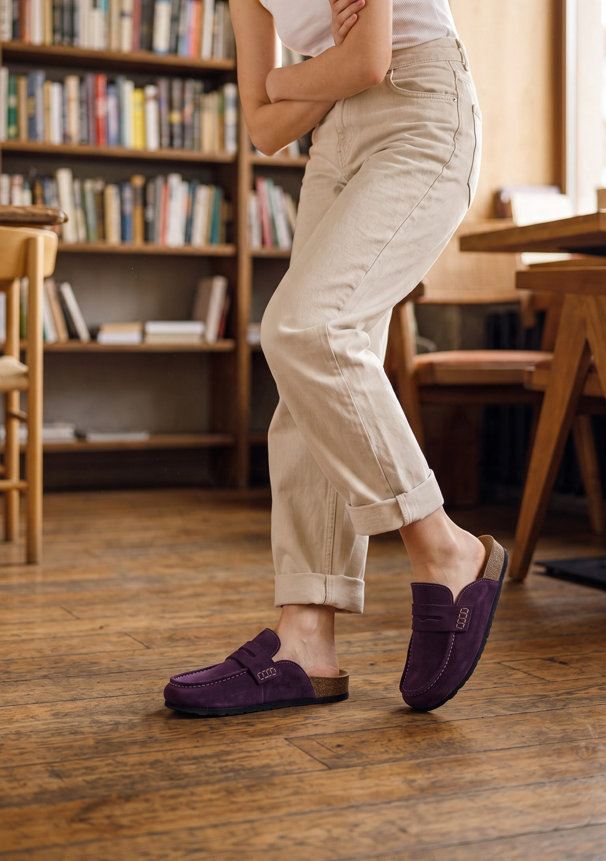 Silhouette debout avec Avern Prune et pantalon beige, vue des deux mules et de leur forme ouverte à l’arrière.