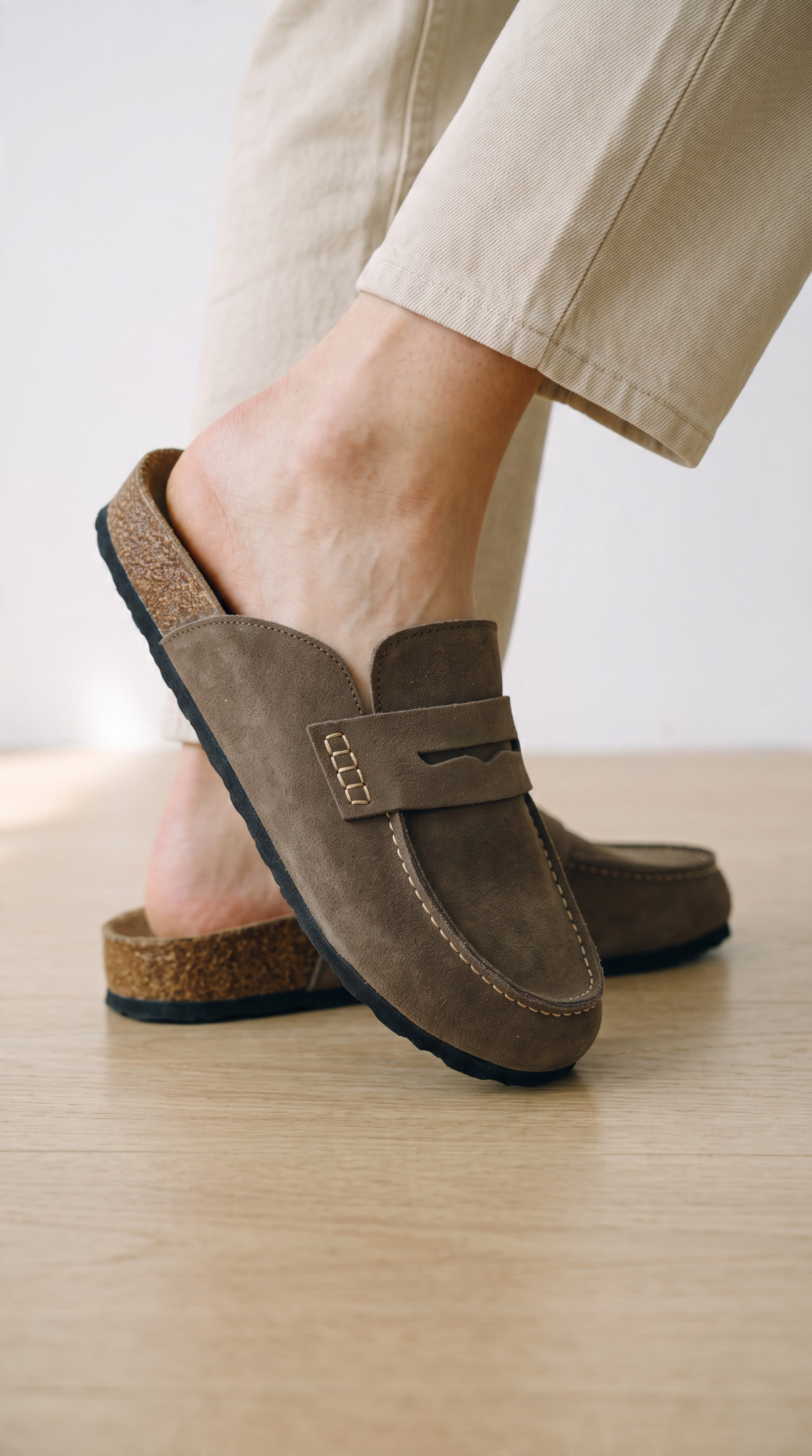 Avern Stone Taupe porté avec un pantalon beige, vue de la bride découpée et de la semelle en liège