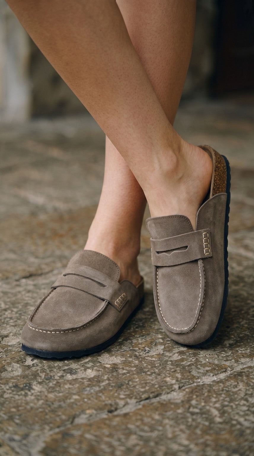 Avern Taupe fumé de près, croûte de cuir veloutée et coutures apparentes