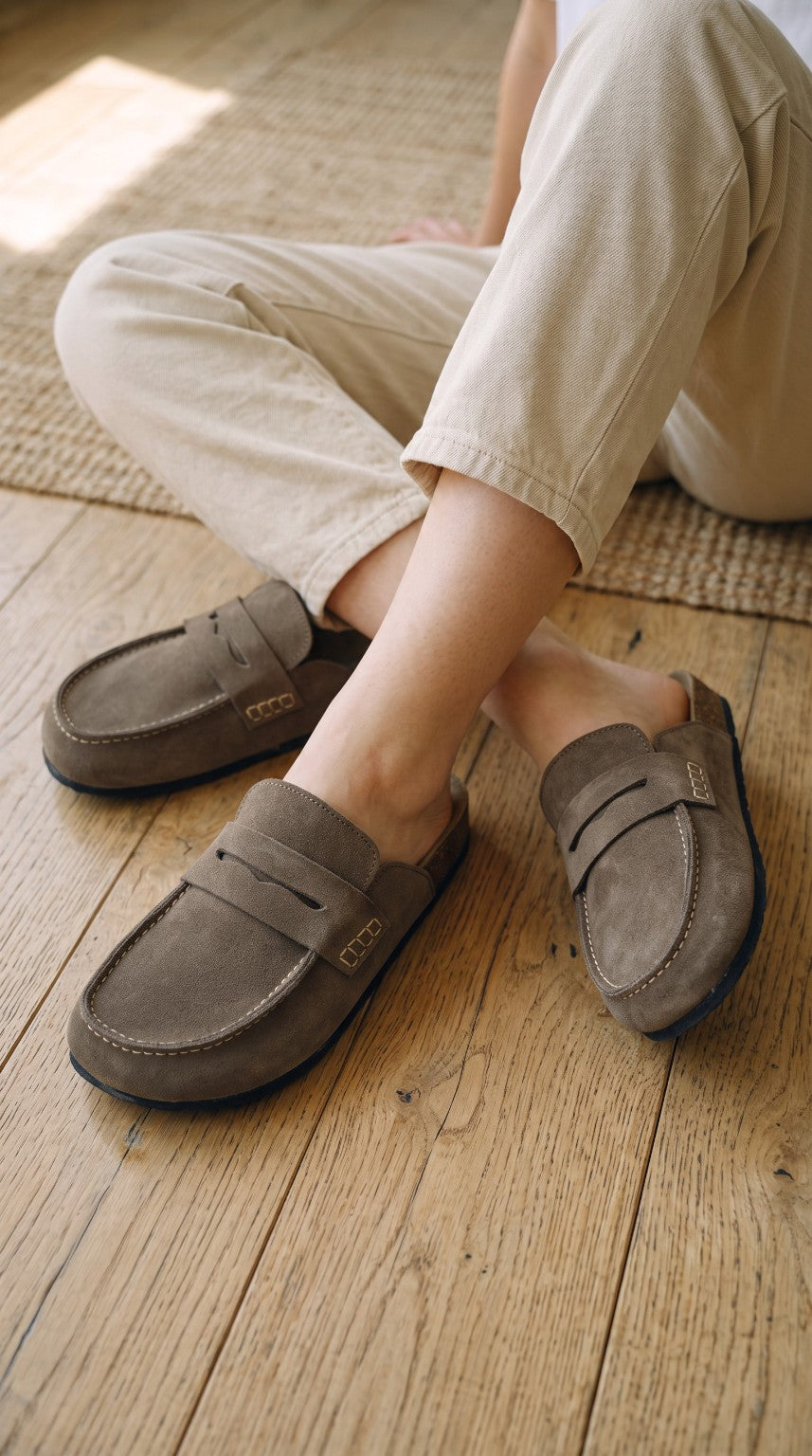 Mules Avern Taupe fumé portées en position assise sur un parquet