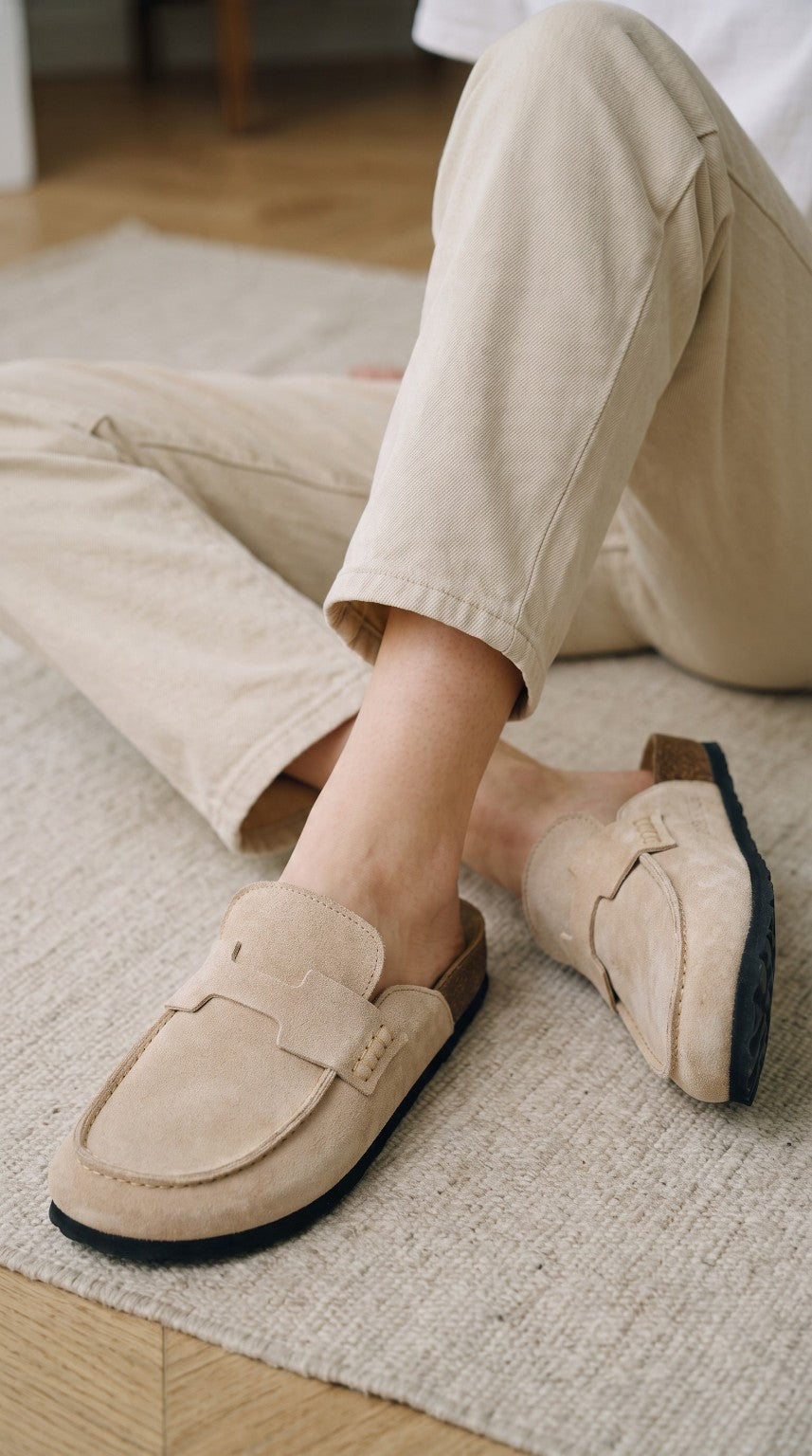 Havana Dune, mules beige clair portées avec un pantalon écru