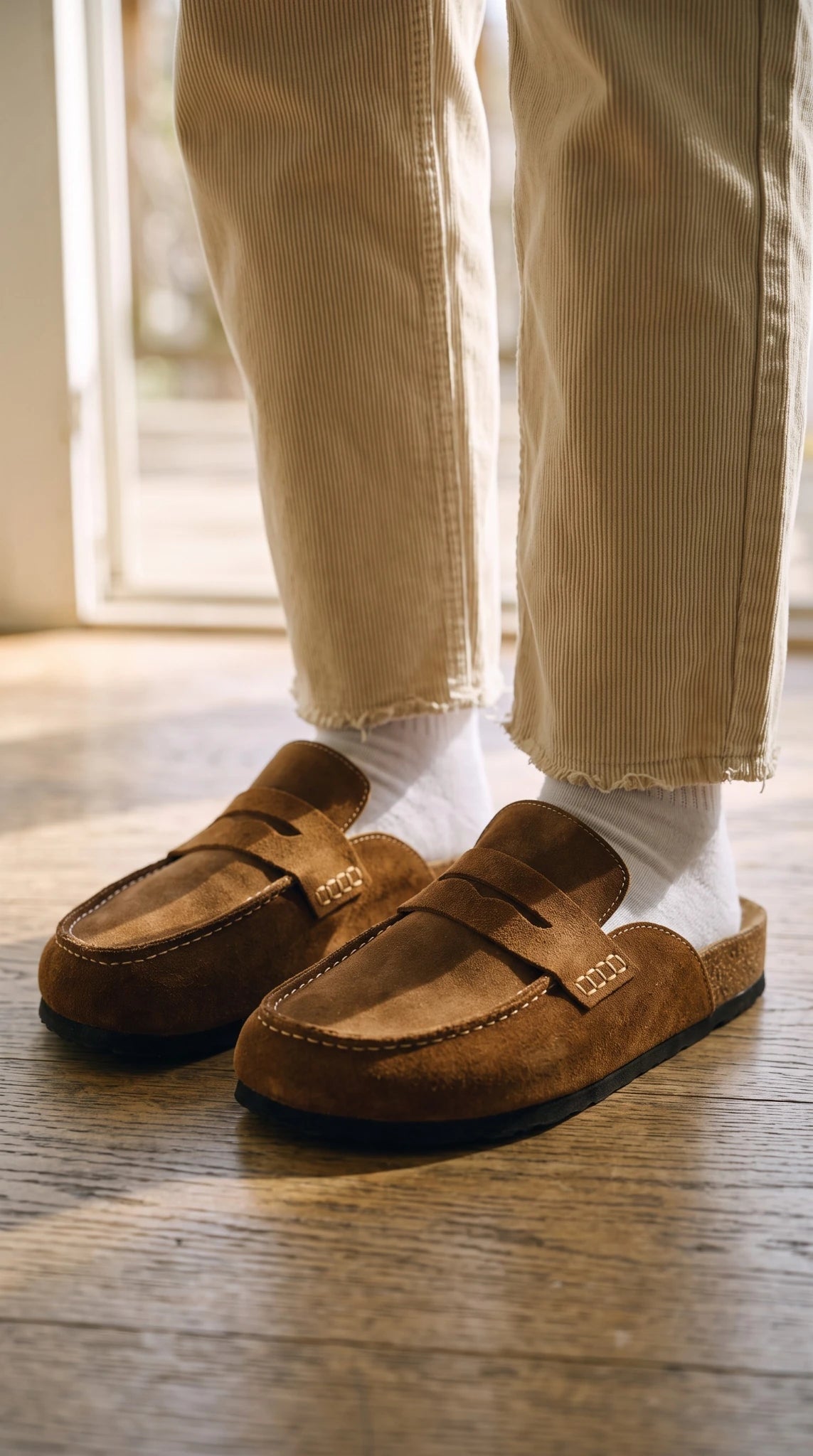 Averne Ambre portée avec un pantalon clair et des chaussettes